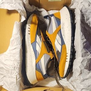 Reebok CL LEGACY Tan/Wheat and Navy Blue Athletic Shoes Sz 9.5 Men / Worn Once